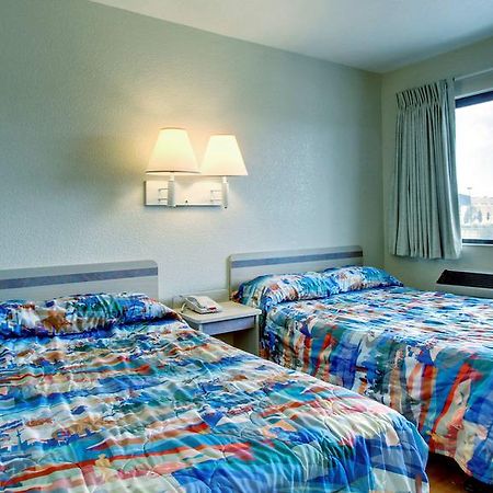 Motel 6 Manhattan Kansas Екстериор снимка