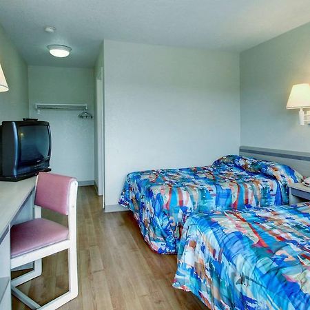 Motel 6 Manhattan Kansas Екстериор снимка