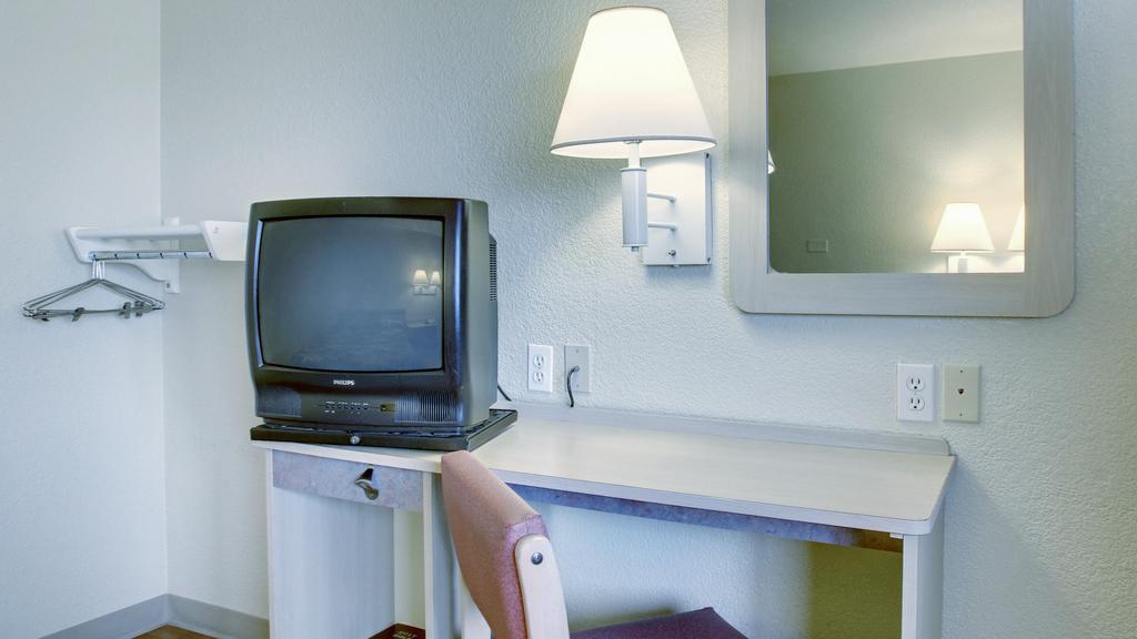 Motel 6 Manhattan Kansas Стая снимка
