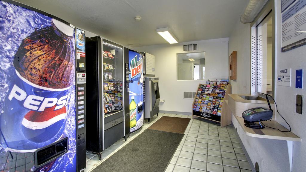 Motel 6 Manhattan Kansas Екстериор снимка