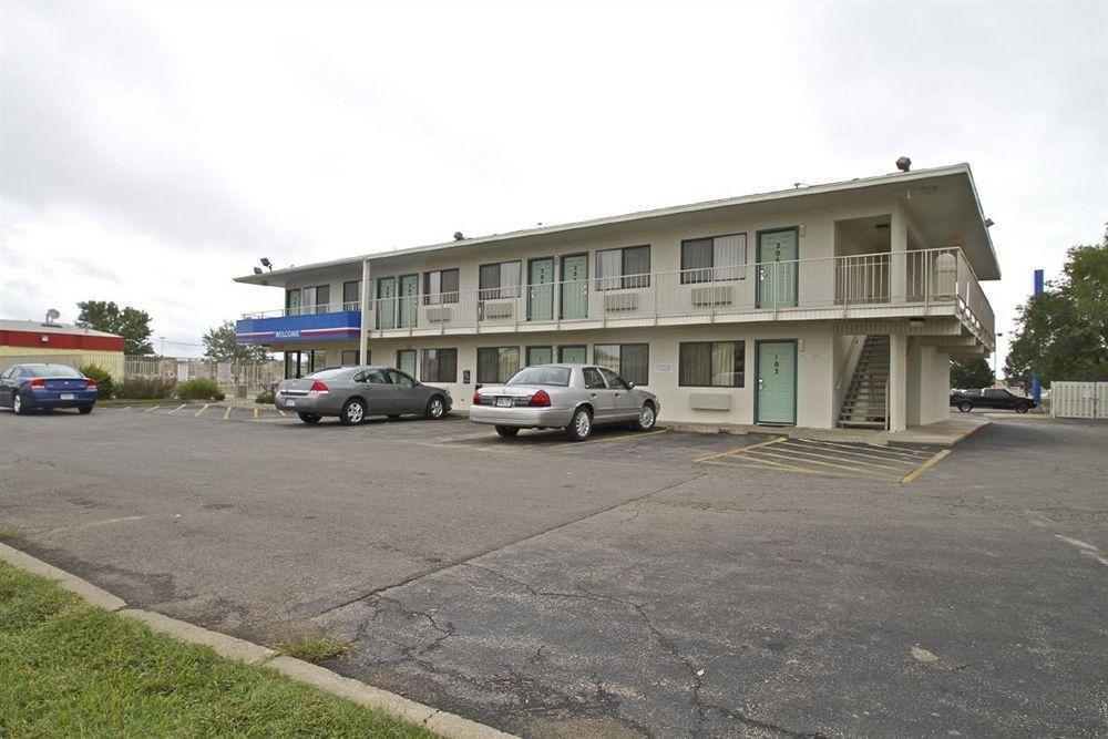 Motel 6 Manhattan Kansas Екстериор снимка
