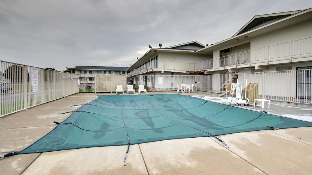 Motel 6 Manhattan Kansas Екстериор снимка