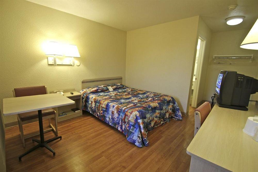 Motel 6 Manhattan Kansas Екстериор снимка