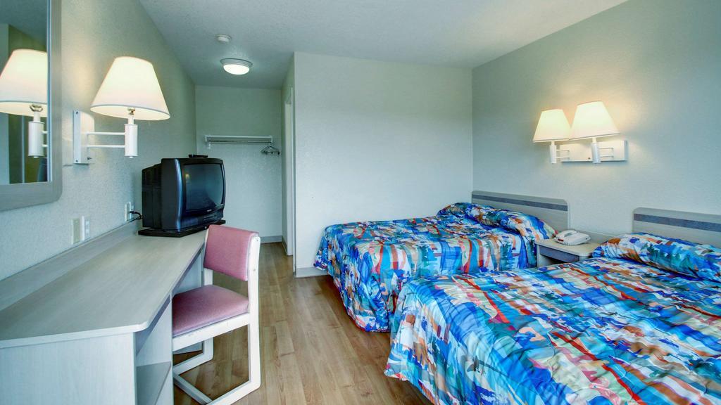 Motel 6 Manhattan Kansas Екстериор снимка