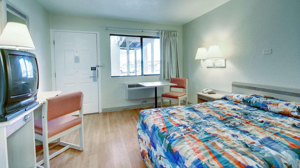 Motel 6 Manhattan Kansas Екстериор снимка