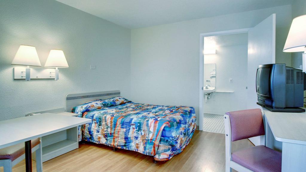Motel 6 Manhattan Kansas Екстериор снимка